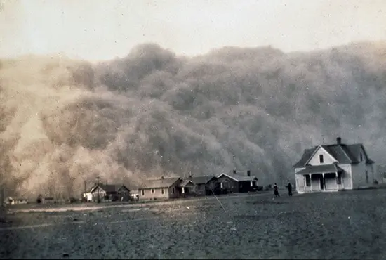 A photograph taken on April 18, 1935, showing a massive dust cloud approaching the town of Stratford, Texas.