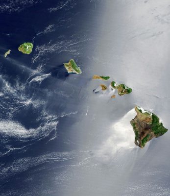 A NASA satellite view of the Hawaiian Island chain, showing the Big Island of Hawaii in the southeast extending to Kauai and tiny Ni’ihau in the northwest, with a chain of smaller islands and atolls above sea level continuing over 620 miles (1000 km) northwest